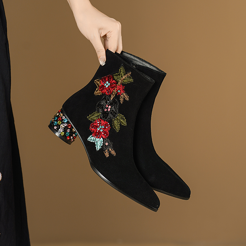 Bohemian Black Cow Suede Ankle - Embroidery Flower recension och pris
