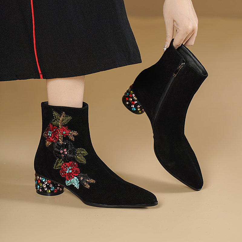 Bohemian Black Cow Suede Ankle - Embroidery Flower recension och pris