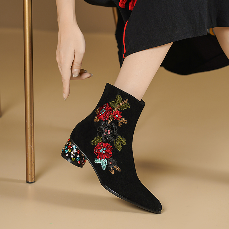 Bohemian Black Cow Suede Ankle - Embroidery Flower recension och pris