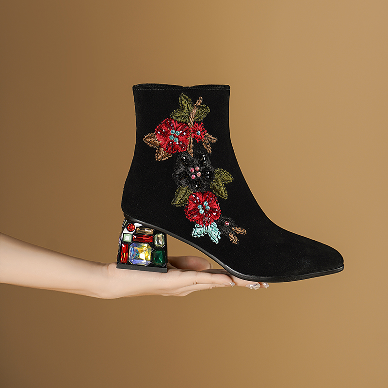 Bohemian Black Cow Suede Ankle - Embroidery Flower recension och pris